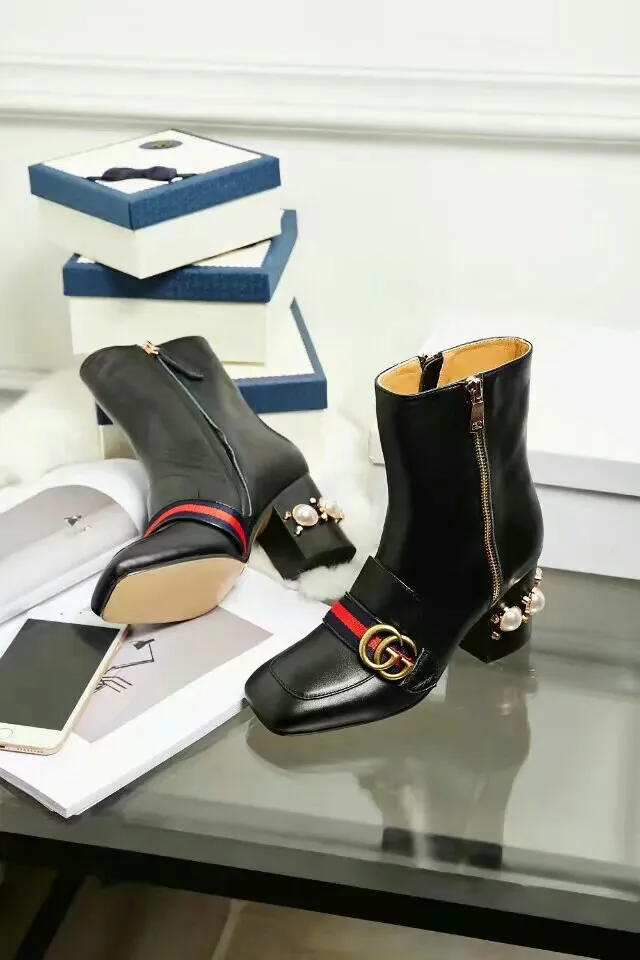 👟👟Ex-factory price 600👟👟 Gucci Milan international winter fashion catwalk style, synchronized with counters. Official website 1;1 customized. Top grain cowhide. All in sheepskin. Sheepskin feet with original GUCCI bronze solid double G barrel buckle. High-end atmosphere. The layered leather bag heel adds to the luxurious quality. Made of imported pearls, this model is 6 inches high and 30CM in circumference. Genuine leather zipper. Wear-resistant and thickened anti-slip brand outsole. Heel height 7.5cm, welcome to the sale pictured above. black,. 35-40 yards. . There are pearls (41 made to order, no exchange or return)